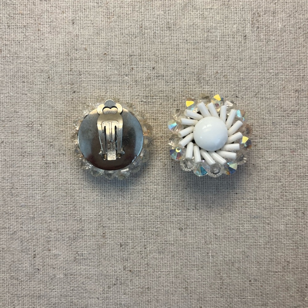 ✨ Vintage White Beaded Clip On Earrings - Picture 2 of 4